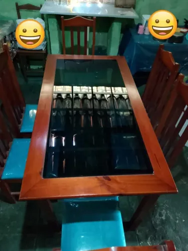 Mesa madeira e vidro e 6 cadeiras.
