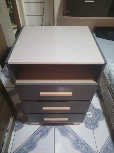 Vendo uma cômoda com nicho pezinho de plástico