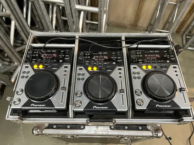 3 Pioneer CDJ400