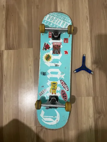 Skate com shape de Maple + chave