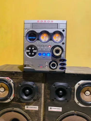Aparelho de som anos 2000 com caixas