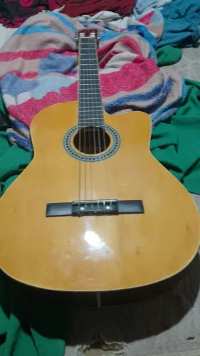 Violão com entrada de som elétrica. Usado ! Preço ah negociar pra vim buscar .