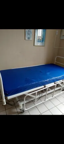 Cama hospitalar usada junto com cadeira de banho usada