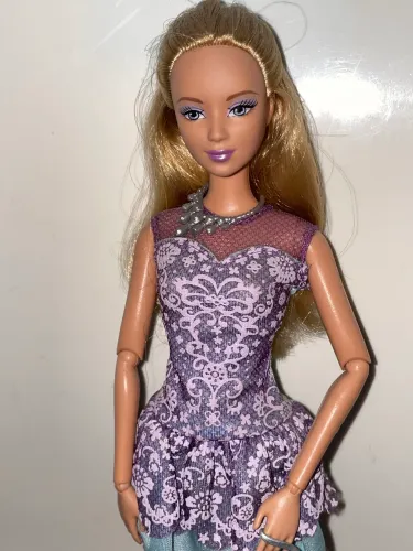 Boneca Barbie fashionistas mattel Léa articulada 