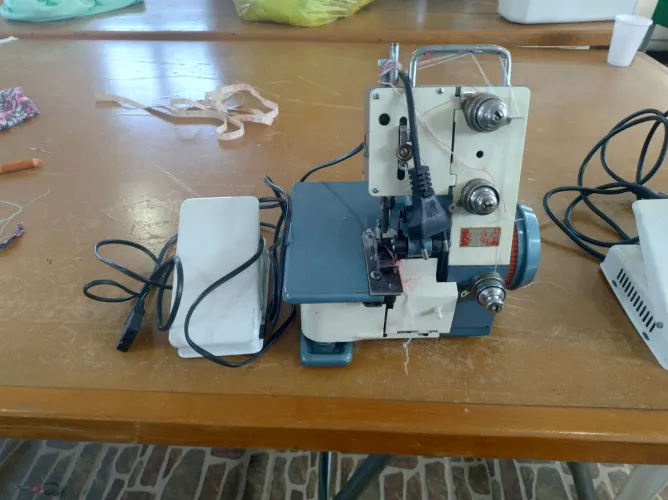 Vendo máquina overloque chinesinha.