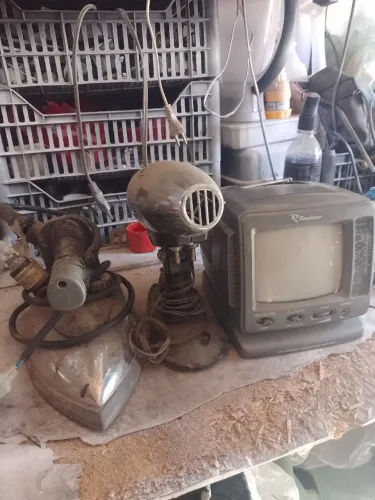 Tv pretoe branco, secador de cabelo e ferro roupa