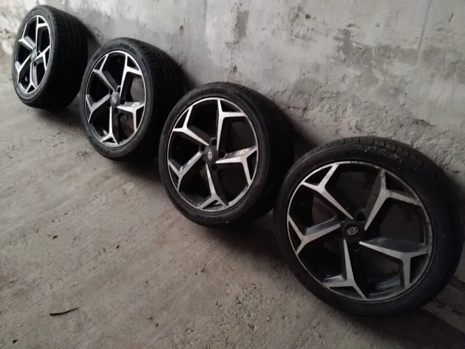 Vendo jogo de rodas aro 18 com os pneus novos 