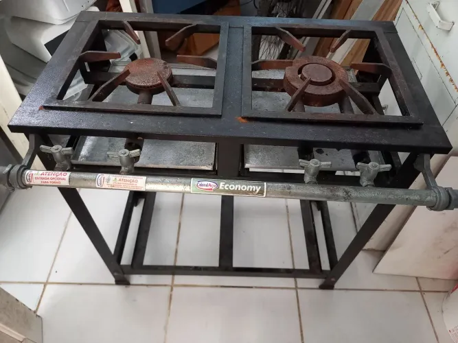 VENDO FOGÃO INDUSTRIAL, EM BOM ESTADO DE CONSERVAÇÃO.
