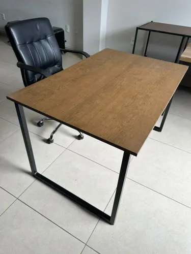 Mesa de Escritório com Cadeira Giratória