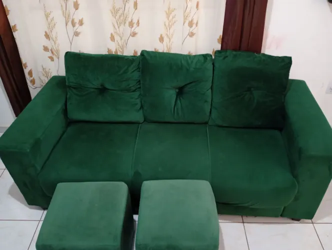 Sofá verde veludo 2 e 3 lugares acompanha 2 puffs