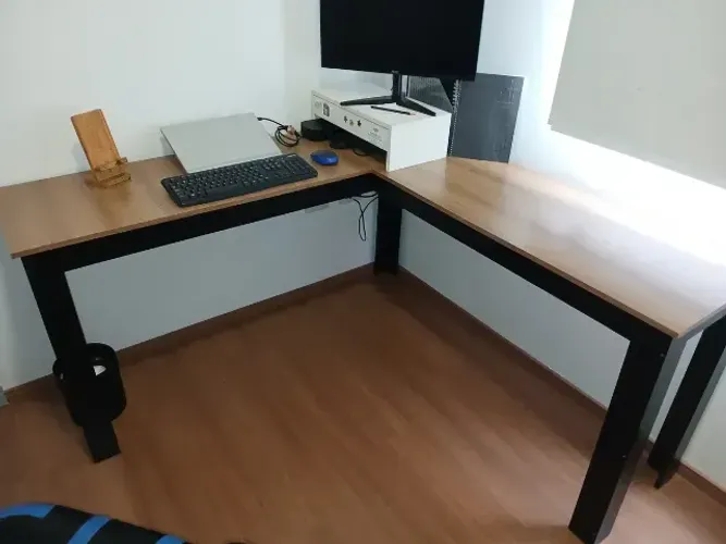 Mesa em L para estudos 