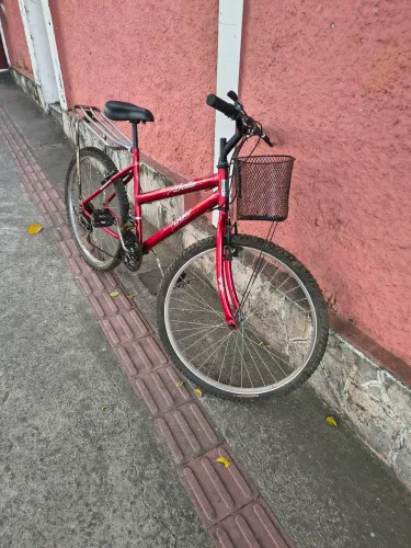 Bicicleta Vermelha Aro 26 com 21 Marchas, Garupa e Cestinho, ÓTIMA