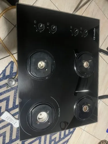 Cooktop a gás com acendimento superautomático e mesa de vidro temperado preto.