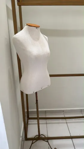 Arara Metalon Dourada / Manequim Busto