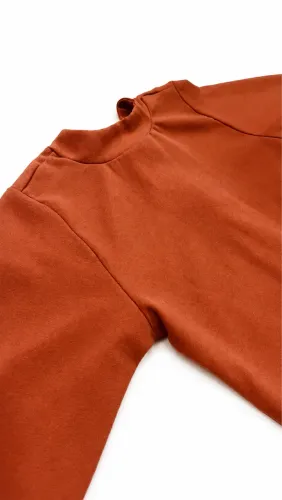 Vestido terracota com gola alta e zíper nas costas
