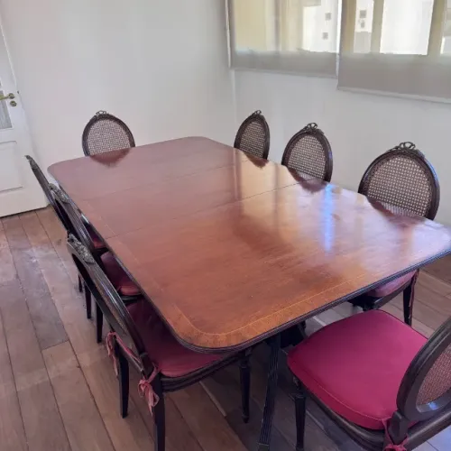 Mesa de jantar com 8 cadeiras
