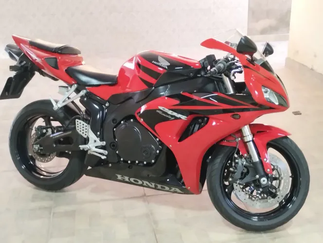 Honda CBR 1000RR Fireblade Vermelha