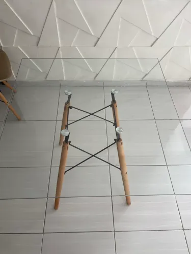 Mesa Eames Eiffel Quadrada com Tampo de Vidro Base de Madeira 