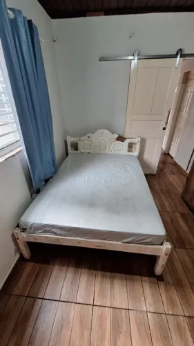 Cama de madeira de casal