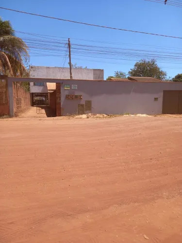 ALUGA-SE casa de três quartos localizada no lago norte AV. NS10 Q 06