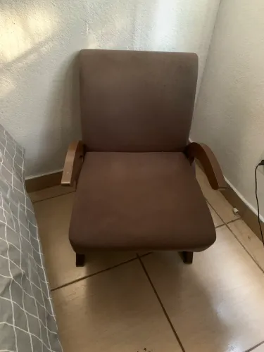 Cama de solteiro + cadeira estofada ? conjunto