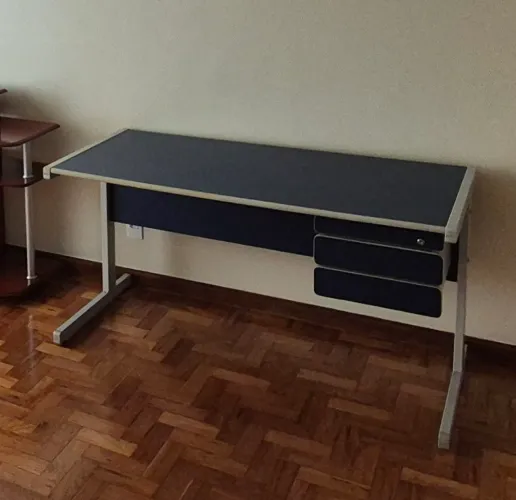 Mesa de escritório com gavetas