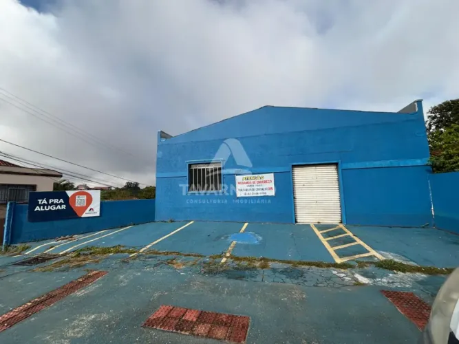 Espaço Comercial com Estacionamento e Pátio na Av. Carlos Cavalcanti!
