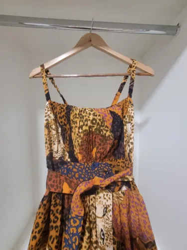 Vestido longo estampado onça