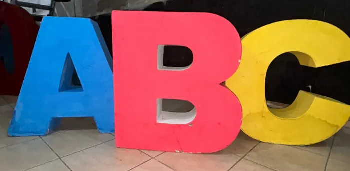 VENDE-SE KIT DE LETRAS CAIXA ABC PARA DECORAÇÃO!