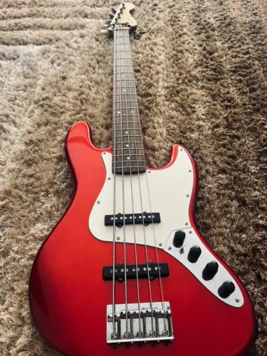 Baixo Squier 5 cordas