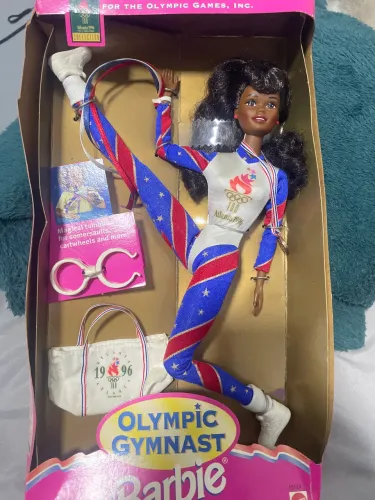 Barbie ginasta afro american