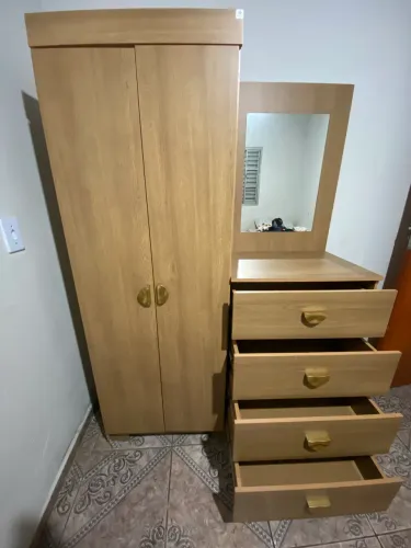 Guarda-roupa 2 portas com 4 gavetas e espelho