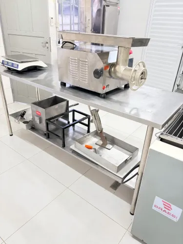 Defumador e Equipamentos de Produção de Embutidos e Defumados