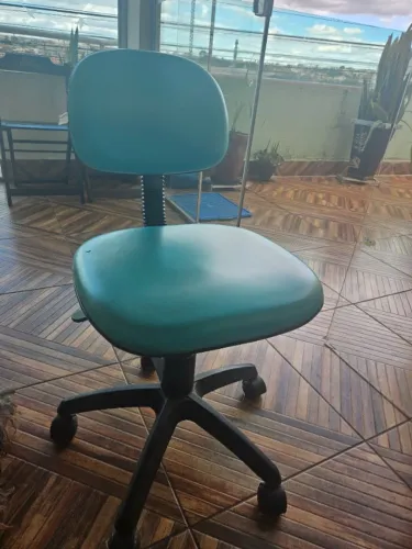 vendo cadeira modelo secretaria com rodinhas para escritorio cor verde em excelente estad