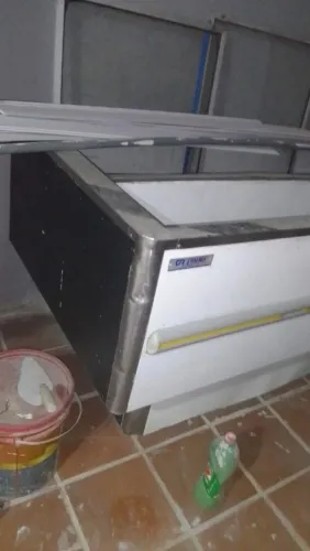 Freezer horizontal tipo ilha voltagem 220 funcionando perfeitamente. 