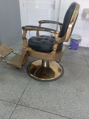 Cadeira de barbeiro dorada , troco em 2 Cadeiras da prismec. 