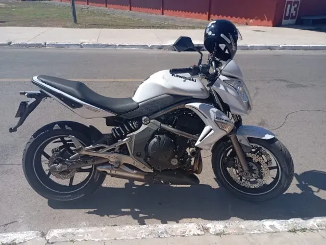 ER 6 N 650 cc apenas R$ 22.000,00. Foi trocado pastilhas de freios, pneus e bateria 