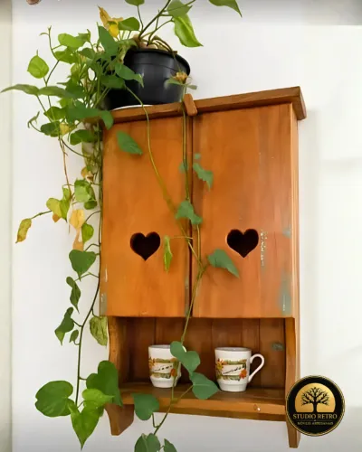 Armário de parede rústico com portas de coração | Studio Retrô