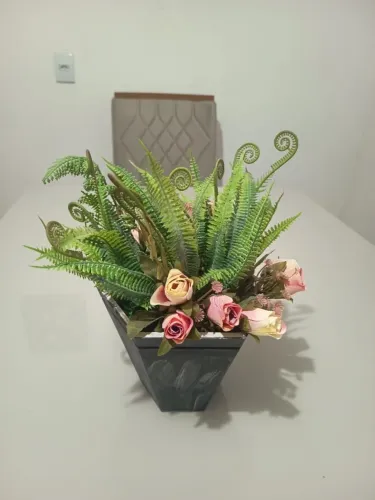 Arranjo Artificial com Samambaias e Rosas em Vaso Preto