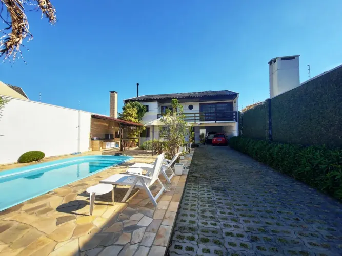 Sobrado à venda com 252m² no bairro Pineville - PINHAIS / PR