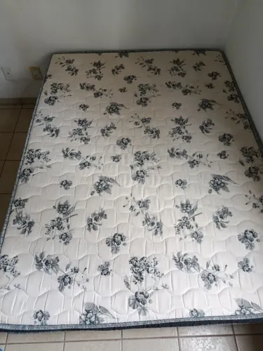 Vende-se cama e colchão de casal 