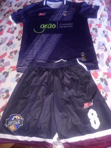 Vende-se um jogo de camisa de futebol de cor azul 