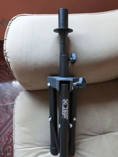 Vendo tripé pra caixa de som 100 reais e só chamar e novo