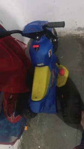 Moto elétrica menino