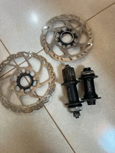 Par de cubos shimano e disco 