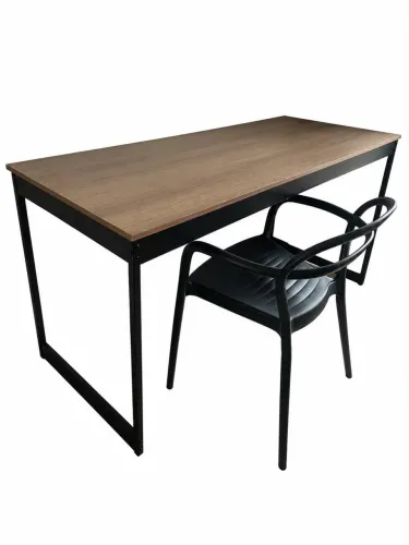 Mesa com cadeira estilo industrial