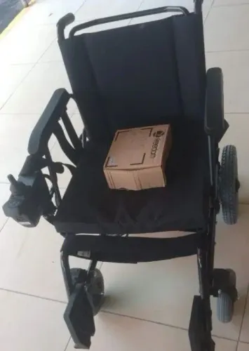 Cadeira de rodas motorizada 