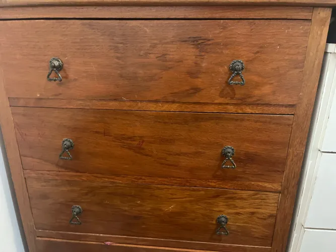 Cômoda Antiga de Madeira R$1400, tem detalhes para consertar