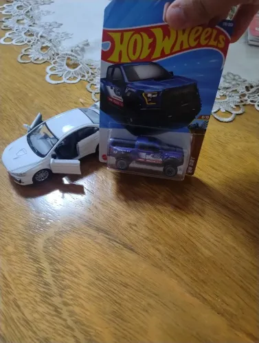 Miniaturas Lancer Evolution X e Ford F-150 Raptor