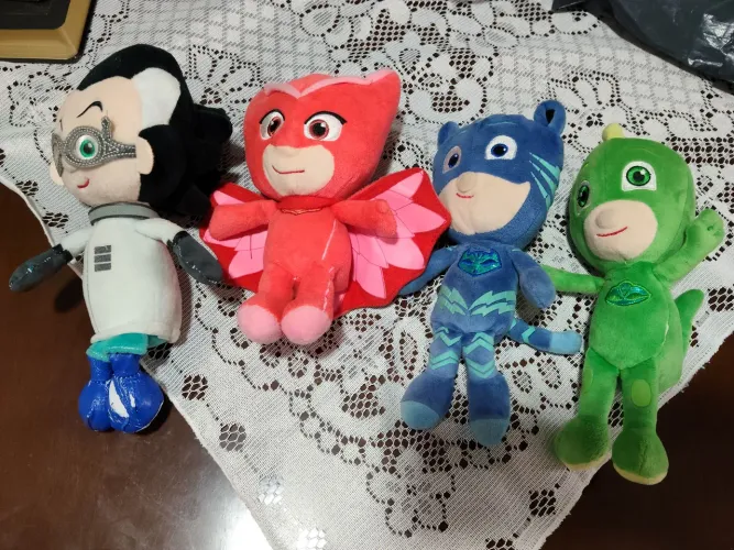 Bonecos pelúcia PJ Masks (Corujita, Menino Gato, Lagartixo e Romeu)